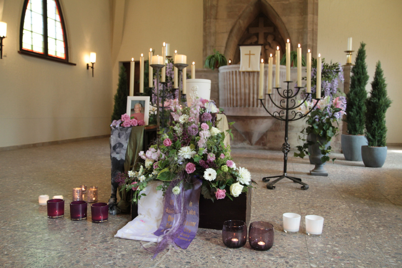 m_fld128_2905_4784 Bestattungen Dunker – Feier mit Urne und anschließender Beisetzung