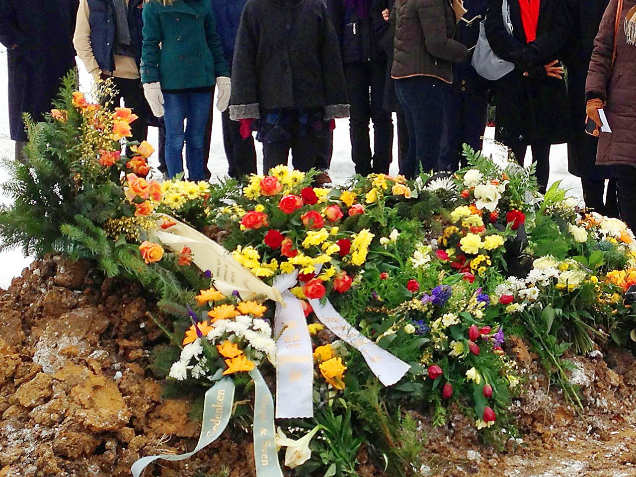 m_fld128_trauerfeier_mit_beerdigung_ohne_koepfe_img_2914 Bestattungen Dunker – Trauerfeier - Erdbestattung